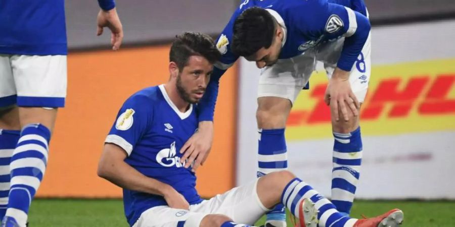 Verletzt: Schalkes Mark Uth (l) beim Pokalspiel gegen Werder Bremen. Foto: Ina Fassbender