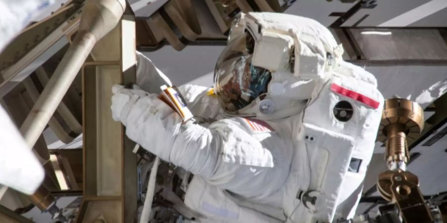 Astronautin McClain bei einem ISS-Ausseneinsatz