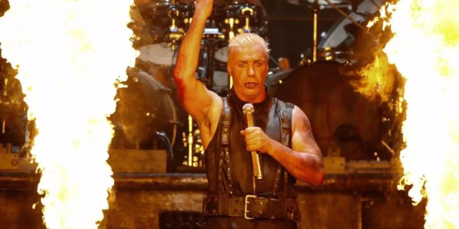 Till Lindemann, Frontman der Band Rammstein, im Rampenlicht. Foto: Axel Heimken