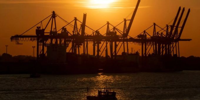 Der Hamburger Hafen im Sonnenuntergang. Cruise Days
