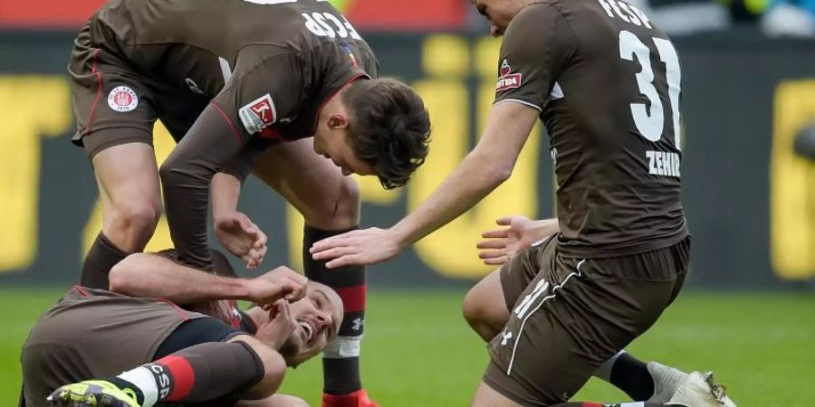 St. Paulis Spieler feiern den Treffer zuzm 1:0 gegen den FC Ingolstadt. Foto: Axel Heimken