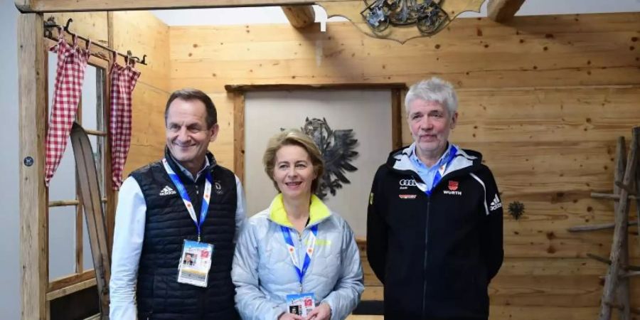 Verteidigungsministerin Ursula von der Leyen (M) posiert bei ihrem Besuch in Seefeld mit DOSB-Präsident Alfons Hörmann (l) und DSV-Präsident Franz Steinle. Foto: Hendrik Schmidt