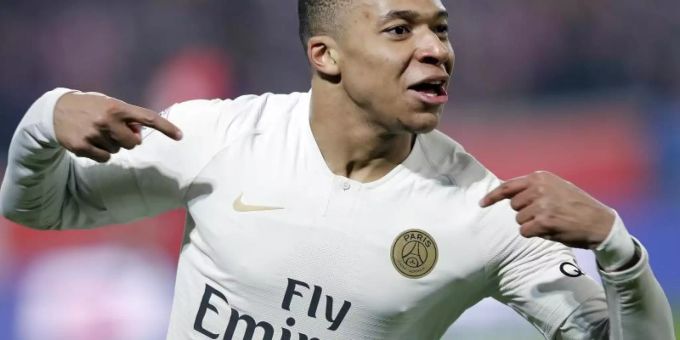 Für einen Transfer von Kylian Mbappe nach Bayern fehlt zum Bedauern von Uli Hoeness das nötwendige Geld. Foto: Christophe Ena/AP/dpa Für einen Transfer von Kylian Mbappe nach Bayern fehlt zum Bedauern von Uli Hoeness das nötwendige Geld. Foto: Christophe Ena/AP/dpa
