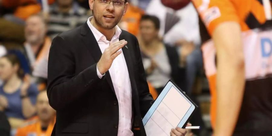 Der Berliner Trainer Cedric Enard gibt vom Spielfeldrand aus Hinweise an Adam White. Foto: Andreas Gora