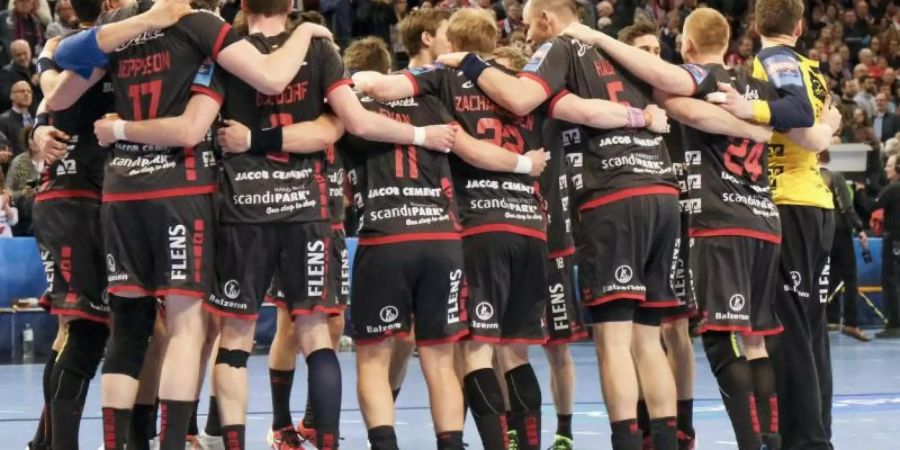 Die Spieler der SG Flensburg-Handewitt bejubeln den Viertelfinaleinzug. Foto: Frank Molter