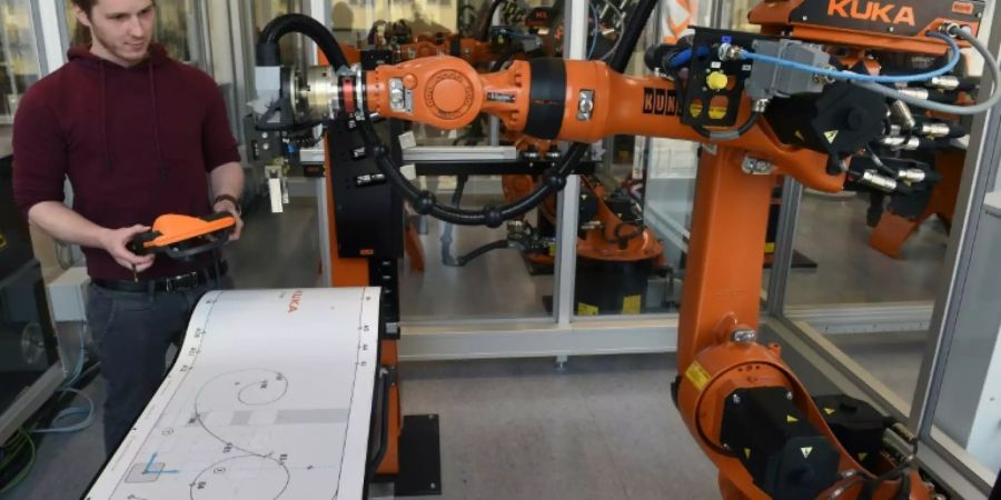 Roboterentwickler von Kuka trainiert Roboter