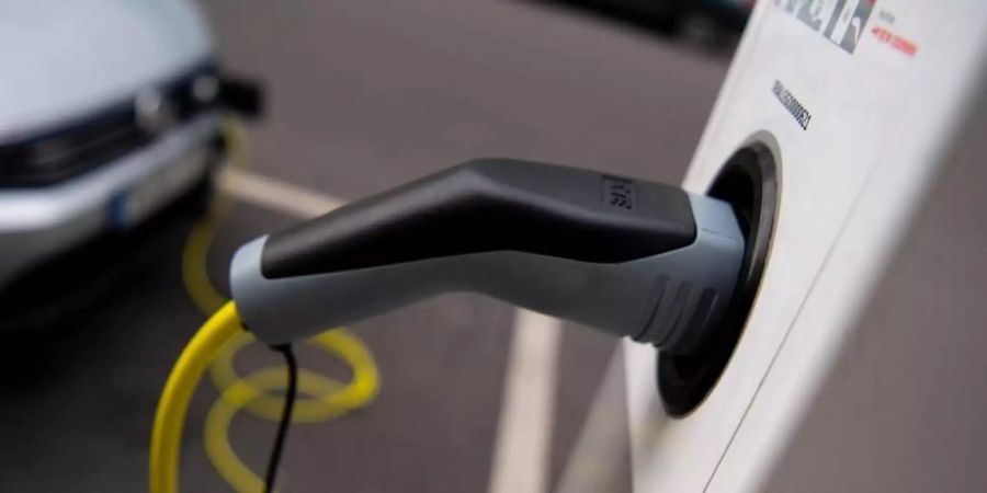Ein Auto wird an einer Ladesäule für Elektrofahrzeuge geladen. Foto: Monika Skolimowska/ZB