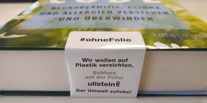 Wegen dem Klimastreik? Bücher werden neu nicht mehr in Schutzfolie geschweisst, sondern geklebt. Klimastreik Plastik