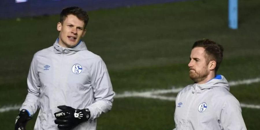 Konkurrenten um den Platz im Schalke-Tor: Alexander Nübel (l) und Ralf Fährmann. Foto: Ina Fassbender/dpa