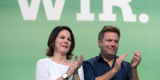 Annalena Baerbock und Robert Habeck auf der Bundesdelegiertenkonferenz in Leipzig. Foto: Hendrik Schmidt Annalena Baerbock und Robert Habeck auf der Bundesdelegiertenkonferenz in Leipzig. Foto: Hendrik Schmidt
