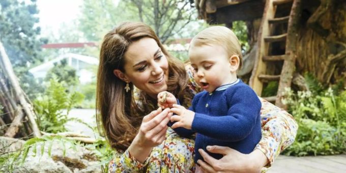 Die Herzogin von Cambridge zeigt ihrem jüngsten Sohn Prinz Louis die Welt. Foto: Matt Porteous/Kensington Palace/AP Die Herzogin von Cambridge zeigt ihrem jüngsten Sohn Prinz Louis die Welt. Foto: Matt Porteous/Kensington Palace/AP