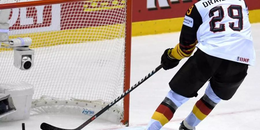 Deutschlands Eiskockey-Star Leon Draisaitl trifft zum 4:2 gegen Finnland. Foto: Monika Skolimowska