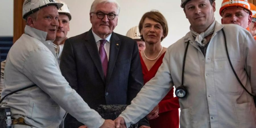 Steinmeier (m.) mit seiner Frau und Bergleuten
