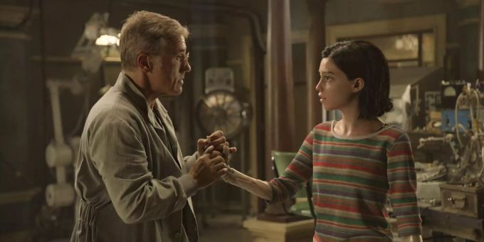 Doktor Dyson Ido (Christoph Waltz) hat Alita (Rosa Salazar) aus Schrottteilen zusammengeflickt. Szene aus Alita: Battle Angel