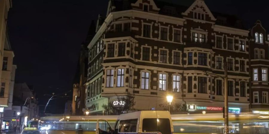 Erleuchtet ist am Mittwochabend die Innenstadt von Köpenick. Nach über 30 Stunden gehen die Lichter im Osten Berlins nach und nach wieder an. Foto: Paul Zinken