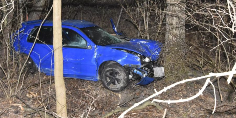 Das Auto des 22-jährigen war rund 30 Meter einen Abhang hinunter gerutscht und im Dickicht zum Stehen gekommen.