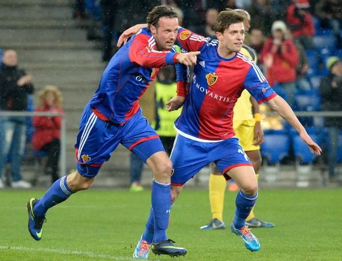 Marco Streller (links) und Valentin Stocker jubeln als Teamkollegen beim FCB. Streller Stocker FCB