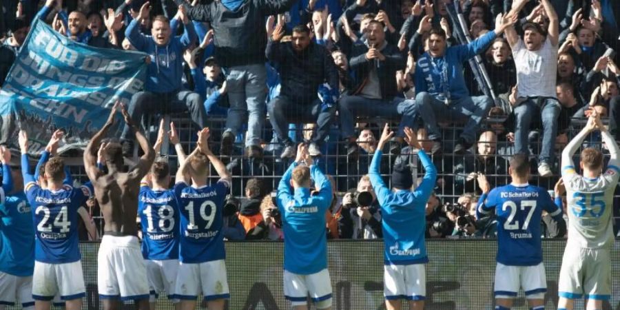 Nicht nur im Stadiion feiern die Schalker den Sieg über Borussia Dortmund. Foto: Bernd Thissen/dpa