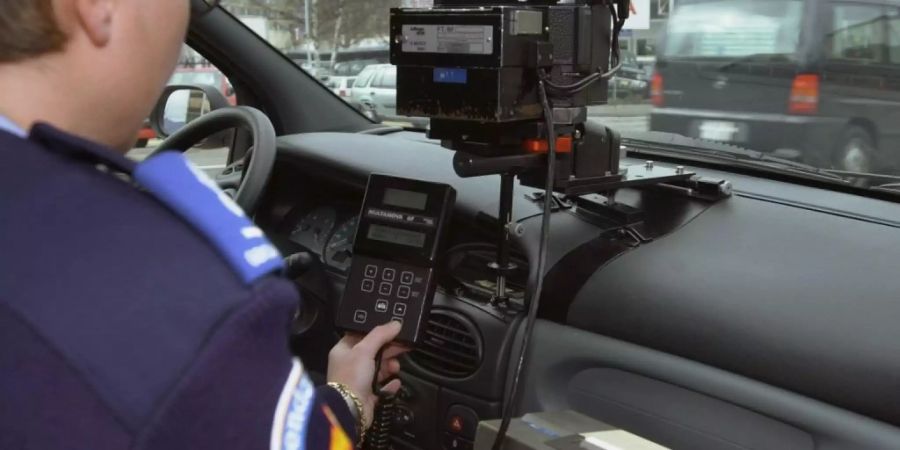 Mit mehr als Tempo 100 statt der erlaubten 50 km/h hat die Tessiner Kantonspolizei bei einer Geschwindigkeitskontrolle in Brissago TI einen Motorradfahrer erwischt. (Symbolbild)