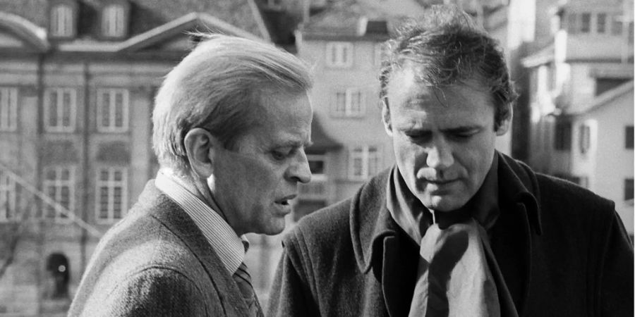 Bruno Ganz, rechts, am 14. Februar 1979 in Zürich im Gespräch mit dem Schauspieler Klaus Kinski, links, anlässlich der Pressevisionierung des Films "Nosferatu" von Werner Herzog, in dem beide mitspielen.