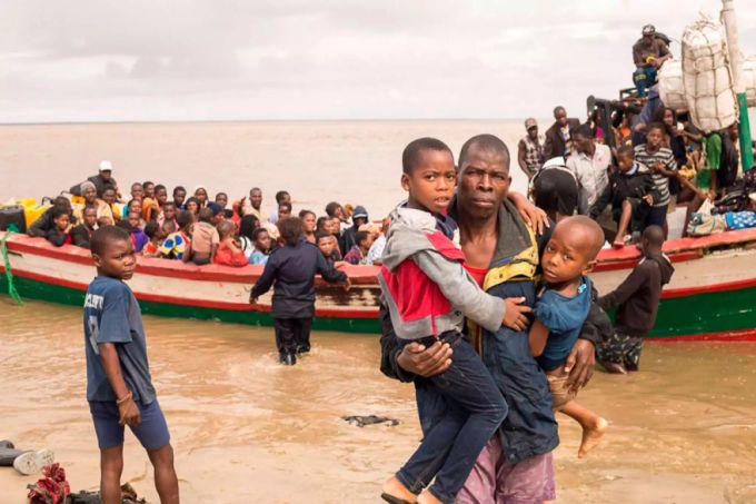 Überlebende des Zyklon «Idai» kommen am 21. März mit Rettungsboot in Beira, Mosambik an. zyklon