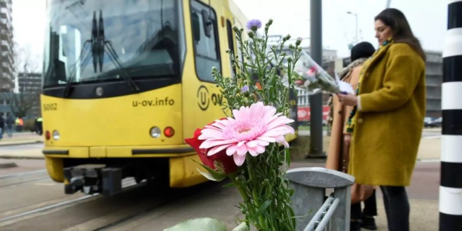 Blumen erinnern an die Opfer in einer Strassenbahn