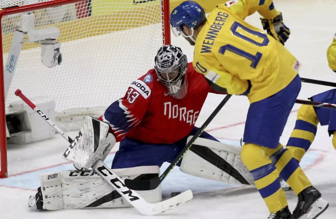 Schwedens Alexander Wennberg bezwingt an der Eishockey WM Norwegens Goalie Henrik Haukeland. Eishockey WM