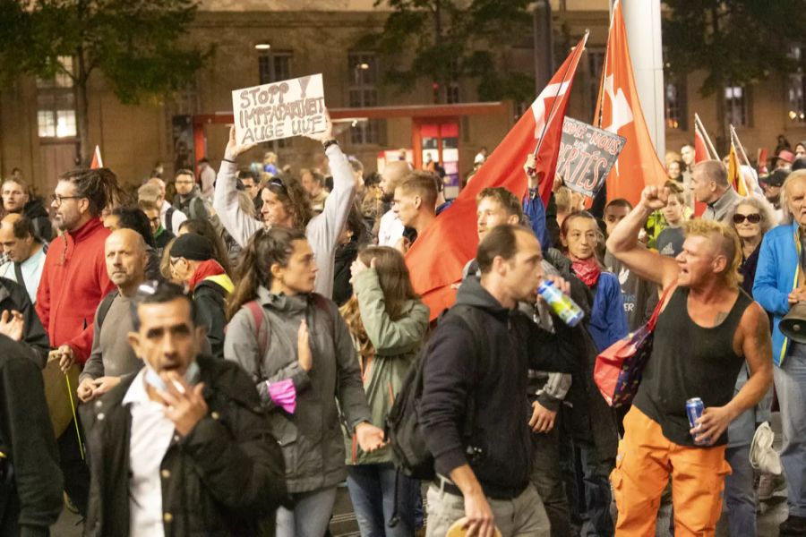 In Bern versammeln sich Gegner der Corona-Massnahmen mittlerweile jeden Donnerstag, um zu demonstrieren.