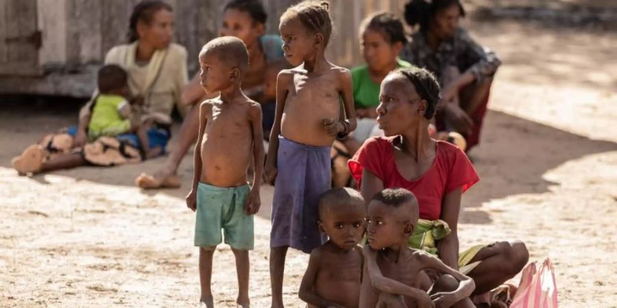 Marisoa und ihre Kinder leiden aufgrund des Nahrungsmangels in Madagaskar an Unterernährung. (Archivbild). Foto: Tsiory Andriantsoarana/WFP/dpa