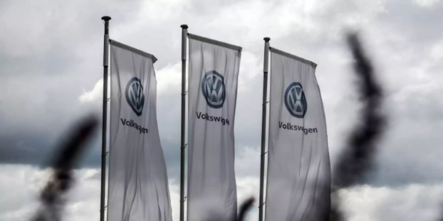 Flaggen mit VW-Logo.