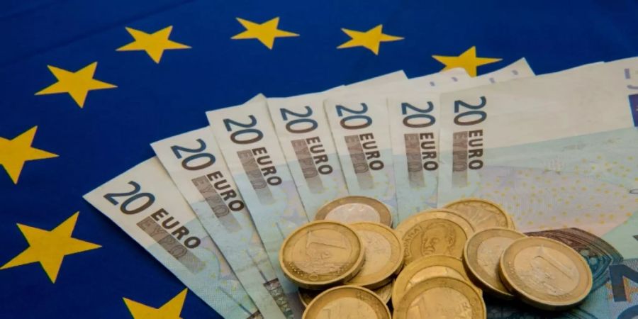 Euro-Scheine und Münzen