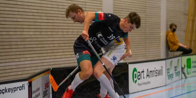 Ramon Zenger im Kampf um den Ball gegen die Kloten-Dietlikon Jets. Ramon Zenger im Kampf um den Ball gegen die Kloten-Dietlikon Jets.