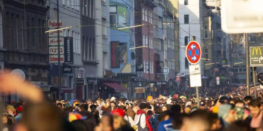 Karnevalsauftakt in Köln: Menschen feiern in dem 2G-Bereich um den Zülpicher Platz. Foto: Thomas Banneyer/dpa