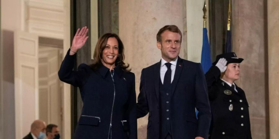 Kamala Harris und Emmanuel Macron in Paris