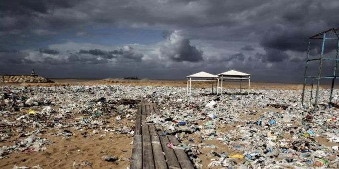 Plastikmüll liegt an einem Strand am Mittelmeer nördlich von Beirut. Der Müll wurde durch stark windiges Wetter hier angeschwemmt. Foto: Marwan Naamani/dpa Plastikmüll liegt an einem Strand am Mittelmeer nördlich von Beirut. Der Müll wurde durch stark windiges Wetter hier angeschwemmt. Foto: Marwan Naamani/dpa