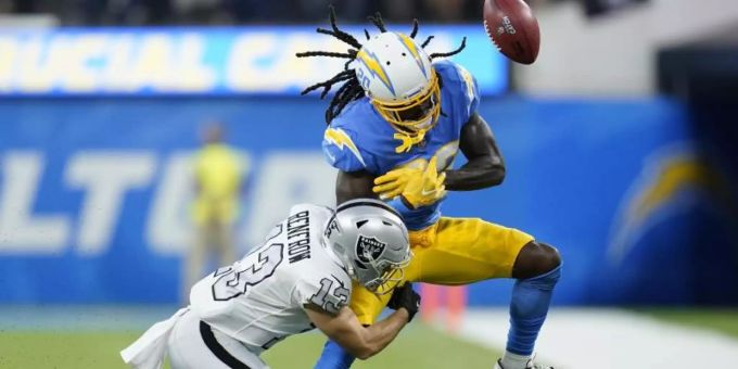 Raiders-Verteidiger Hunter Renfrow (l) bei einem Tackling gegen Chargers-Passempfänger Tevaughn Campbell. Foto: Marcio Jose Sanchez/AP/dpa NFL