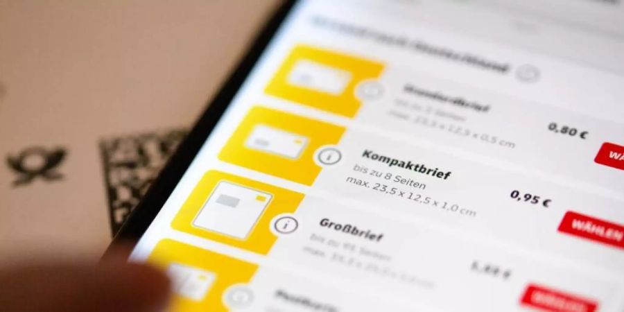 Wer keine Briefmarke zur Hand hat, kann in der App einen Zahlencode generieren lassen und diesen auf den Umschlag schreiben. Ein Jahr nach Produktstart wurden rund acht Millionen der «mobilen Briefmarken» verkauft. Foto: Fernando Gutierrez-Juarez/dpa-Zentralbild/dpa