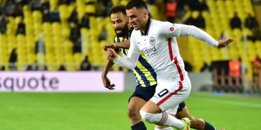 Frankfurts Filip Kostic (l) im Laufduell mit Nazim Sangare von Fenerbahce. Foto: Mustafa Alkac/dpa