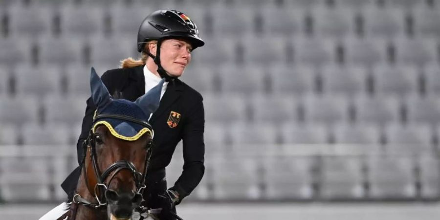 Fünfkämpferin Annika Schleu auf dem ihr zugelosten Pferd in Tokio. Foto: Marijan Murat/dpa