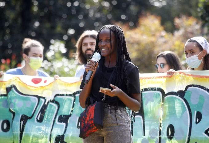 Die Aktivistin aus Uganda, Vanessa Nakate, spricht an einem globalen Klimastreik. Vanessa Nakate