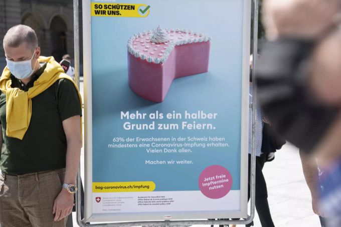 Ist die Impfoffensive die letzte Chance, die Quote zu erhöhen? Der Bundesrat möchte nichts ausschliessen. Im Bild: Eine Aktion des BAG zur Feier von 63 Prozent geimpften Erwachsenen. Impfkampagne BAG Coronavirus