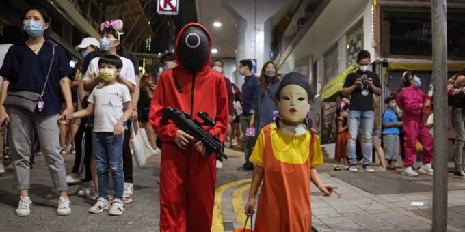 Kinder tragen anlässlich der Halloween-Feierlichkeiten Kostüme, die von der koreanischen Netflix-Originalserie «Squid Game» inspiriert sind. Bei der Streamingserie «Squid Game» sollten Eltern die Altersfreigabe ab 16 Jahren berücksichtigen, betonen Expertinnen. Squid Game
