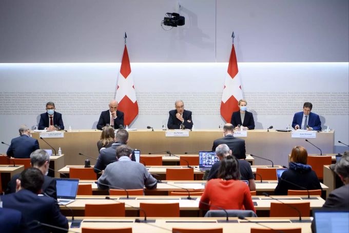 Bundespräsident Guy Parmelin, Mitte, spricht an der Seite von Regierungsrat Lukas Engelberger, Präsident der Gesundheitsdirektorenkonferenz (GDK), Bundesrat Alain Berset, Regierungsrätin Natalie Rickli, Vorsteherin der Gesundheitsdirektion des Kantons Zürich, und Vizekanzler Andre Simonazzi, Bundesratssprecher, von links, an einer Medienkonferenz über die Impfoffensive. Medienkonferenz Bundesrat Coronavirus