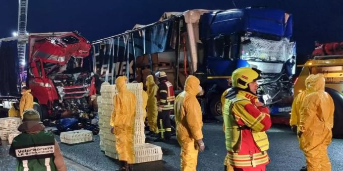 Einsatzkräfte arbeiten an einer Unfallstelle auf der A2. Foto: Fernando Martinez/TNN/dpa Einsatzkräfte arbeiten an einer Unfallstelle auf der A2. Foto: Fernando Martinez/TNN/dpa
