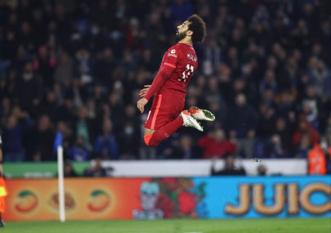 Mohamed Salah (Liverpool) köpft den Ball gegen Leicester City an die Querlatte. Leicester Liverpool Premier League