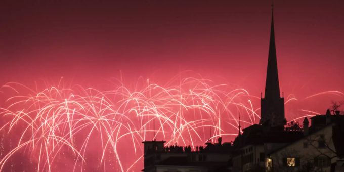 Viele Schweizer Städte (Bild Zürich) verzichten heuer zum zweiten Mal auf ihre traditionellen Silvester-Feuerwerke. Für die Tierwelt ist das ein Segen: Wegen ihres feinen Gehörs treibt die Knallerei manche Tiere sogar in den Tod (Archivbild). Viele Schweizer Städte (Bild Zürich) verzichten heuer zum zweiten Mal auf ihre traditionellen Silvester-Feuerwerke. Für die Tierwelt ist das ein Segen: Wegen ihres feinen Gehörs treibt die Knallerei manche Tiere sogar in den Tod (Archivbild).
