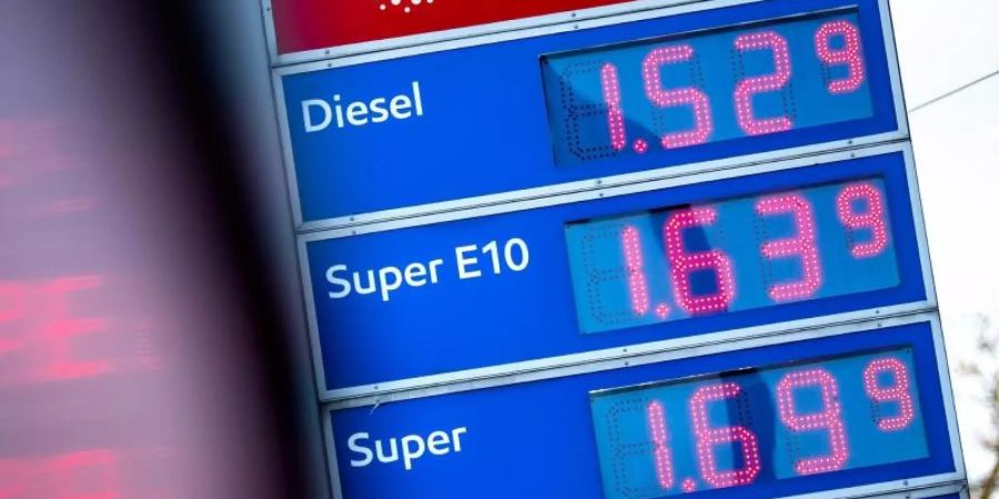Die Kraftstoffpreise werden an einer Tankstelle angezeigt. Foto: Sina Schuldt/dpa