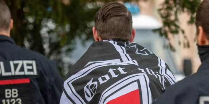 Ein Mann wird während einer Demonstration von sogenannten Reichsbürgern von der Polizei abgeführt. Foto: Christophe Gateau/dpa Ein Mann wird während einer Demonstration von sogenannten Reichsbürgern von der Polizei abgeführt. Foto: Christophe Gateau/dpa