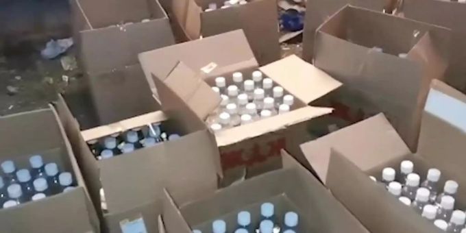 Ermittler haben in Orenburg über 600 Liter gefälschten Alkohol beschlagnahmt. Foto: Investigative Committee/Russian Investigative Committee/TASS/dpa Ermittler haben in Orenburg über 600 Liter gefälschten Alkohol beschlagnahmt. Foto: Investigative Committee/Russian Investigative Committee/TASS/dpa