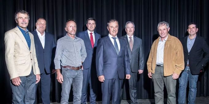 Bildlegende: (Bild: Fridolin Walcher) Der Gemeinderat in der heutigen Besetzung: Gemeinderat Hansueli Rhyner, Gemeindeschreiber André Pichon, Gemeinderat Fridolin Luchsinger, Gemeindevizepräsident Mathias Zopfi, Gemeindepräsident Mathias Vögeli, Gemeinderäte Daniel Dobler, Kaspar Luchsinger und Hans-Heinrich Wichser (von links nach rechts).